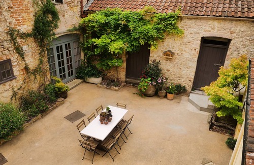 Cross House | Cinema, library, and beautifully decorated GII listed house in medieval village