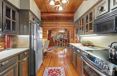 Eureka Springs Cabin | Cinnamon Valley - The Mountaineer