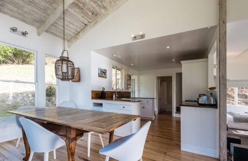 Waiheke Island Cottage | Circular Bay Cottage with private beach