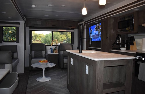 Temecula House | Citrus Grove in Temecula Wine Country -nResort like accommodations with Jacuzzi