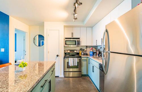 Evans Churchill Apartment | City 2BR Near DT with Balcony Gym Pool Parking WD