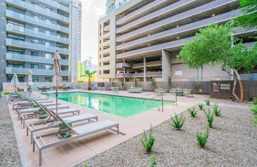 Evans Churchill Apartment | City 2BR Near DT with Balcony Gym Pool Parking WD