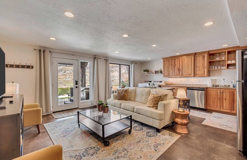 Cottonwood Heights Apartment | City and Mountain Views from a Private Hot Tub!
