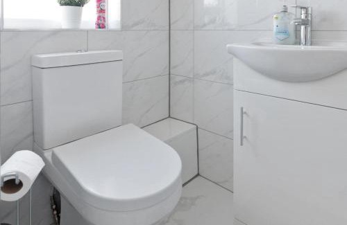 South Harrow Apartment | City Apartment - Sleeps 4 & Free Parking