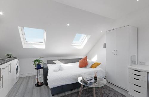 South Harrow Apartment | City Apartment - Sleeps 4 & Free Parking