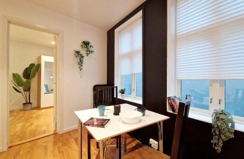 Engen Apartment | City center retreat with king bed
