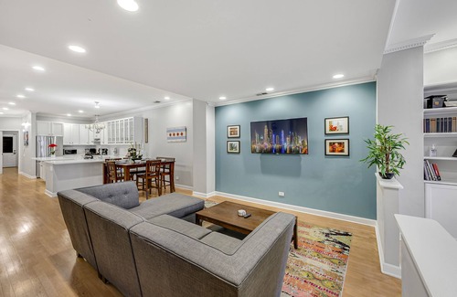 Killgubbin Apartment | City Center, River North Condo HUGE 3BR, Patio, Parking(2x)