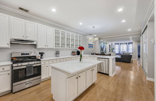 Killgubbin Apartment | City Center, River North Condo HUGE 3BR, Patio, Parking(2x)