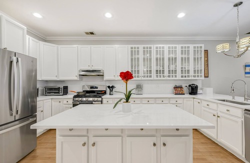 Killgubbin Apartment | City Center, River North Condo HUGE 3BR, Patio, Parking(2x)