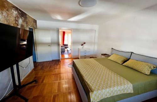 Downtown Apartment | City Center Square DeLuxe Nest
