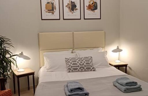 Larissa Apartment | City Central Apartment with Parking
