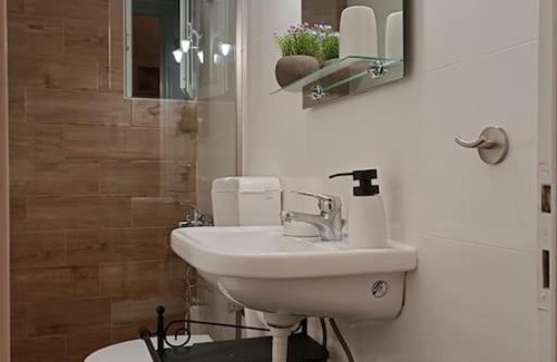 Larissa Apartment | City Central Apartment with Parking