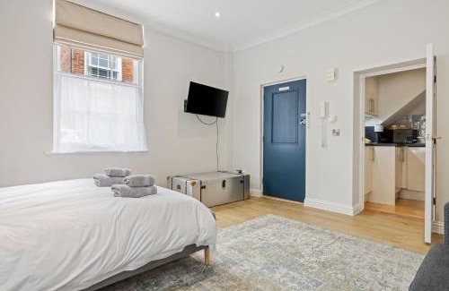 Chichester Apartment | City Centre Entire Studio Apartment- Self check in