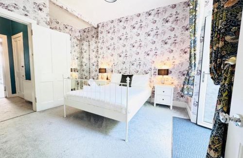Tollcross Apartment | City Centre Escape with Private Garden