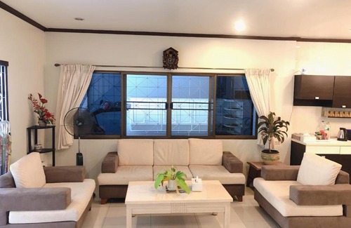 Bang Lamphu Lang Villa | city centre near the beach villa