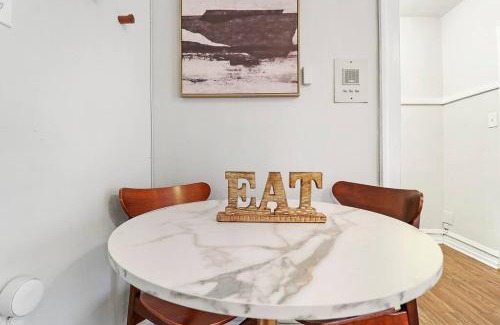 Hyde Park Apartment | City Charm Studio Apt in Chicago - Kenwood 205