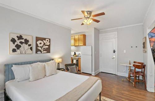 Hyde Park Apartment | City Charm Studio Apt in Chicago - Kenwood 205