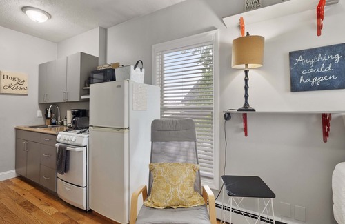 Manchester Apartment | City Chic 2nd flr Studio w/Enclosed Private Porch