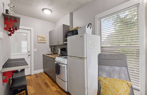 Manchester Apartment | City Chic 2nd flr Studio w/Enclosed Private Porch