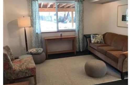 East End House | City close, full floor of home in the foothills