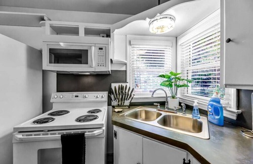 Winston - Salem Cottage | City Cottage Minutes From Shop,Rest,Hosp. !NEW!