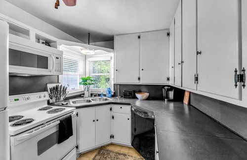 Winston - Salem Cottage | City Cottage Minutes From Shop,Rest,Hosp. !NEW!