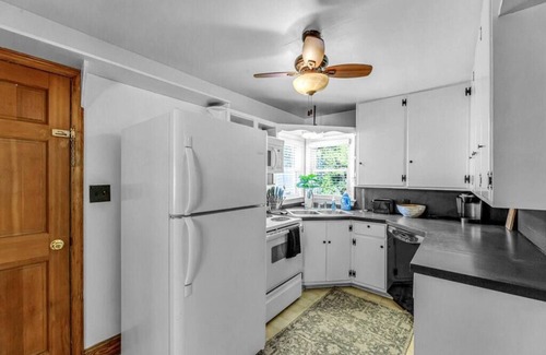 Winston - Salem Cottage | City Cottage Minutes From Shop,Rest,Hosp. !NEW!
