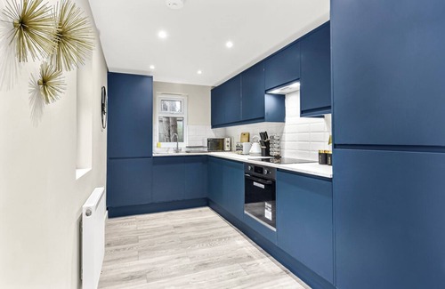St. Margarets and North Twickenham Apartment | City Elegance: Spacious 2BR for Urban Comfort