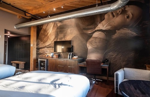Fifth Ward Hotel | City Escape, Local Brews Delight, 2 Cozy Units Close To Erie Street Plaza!