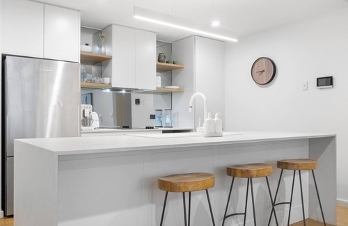 Newcastle Apartment | City Escape - Newcastle CBD - Spacious Apartment with Beautiful Courtyard