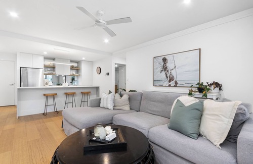 Newcastle Apartment | City Escape - Newcastle CBD - Spacious Apartment with Beautiful Courtyard