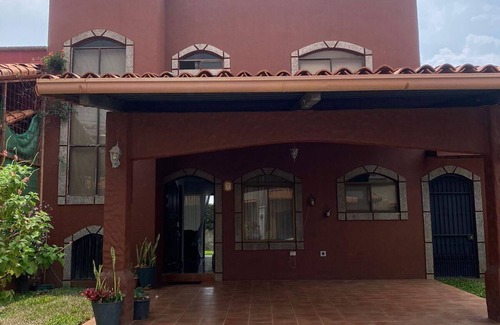 Heredia House | City Experience from a central location in the middle of the Central Valley!