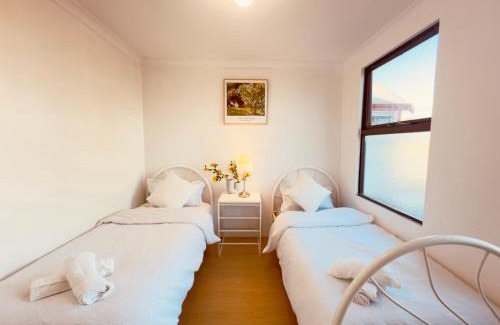 Cannington House | City Explorer Base 3BR&2 Floors&Walk to Mall & Airport Transit