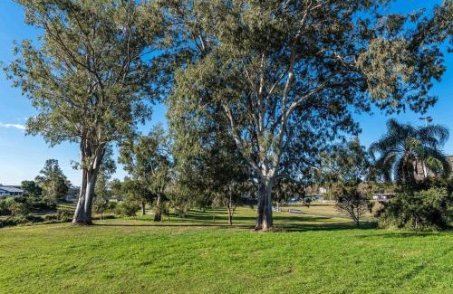 Lutwyche House | City Fringe Retreat Parkland Views Walk to Everything!