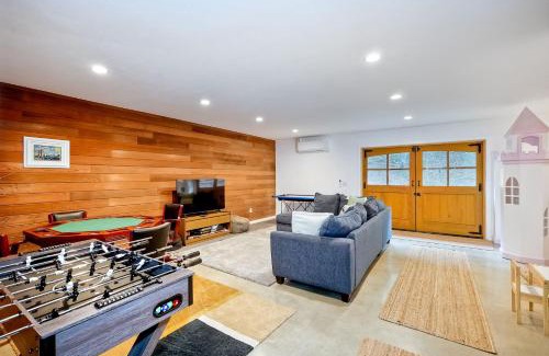 Fallbrook House | City Getaway, Hot Tub, Fire Pit, Game Room, BBQ, Hiking Trails, Vineyard Views, B-Ball