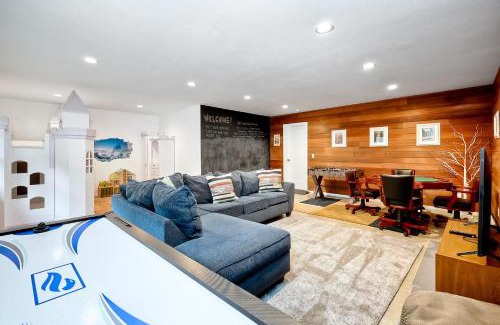 Fallbrook House | City Getaway, Hot Tub, Fire Pit, Game Room, BBQ, Hiking Trails, Vineyard Views, B-Ball