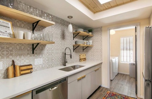 Quail Hollow House | City Haus: Stylish home with King and Wifi 5 minutes to Q2 Stadium, Domain