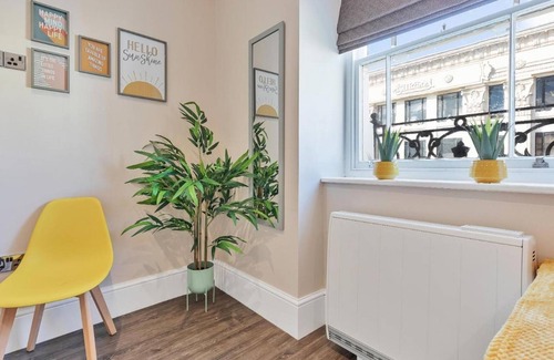 Brighton City Centre Apartment | City Heights One Bedroom Modern apt 100 Metres From Seafront