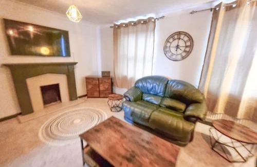 Milton Keynes House | City House in Nice Area - Smart TV's, 900mb Wifi