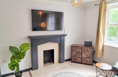 Milton Keynes House | City House in Nice Area - Smart TV's, 900mb Wifi