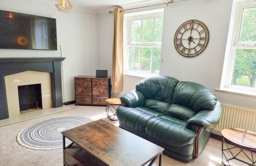 Milton Keynes House | City House in Nice Area - Smart TV's, 900mb Wifi
