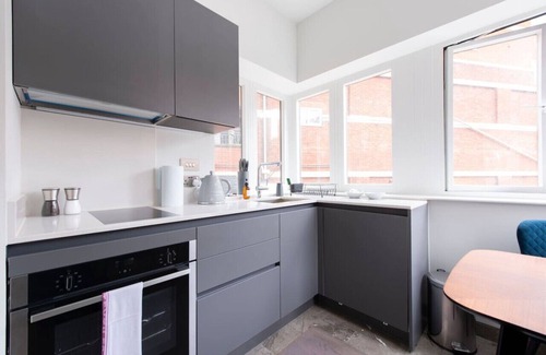 Reading City Centre Apartment | City Life Bliss: Central Studio in Reading