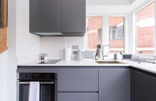 Reading City Centre Apartment | City Life Bliss: Central Studio in Reading