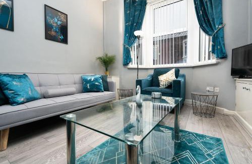 Bootle Apartment | City Links-4Bdrm terraced House-Parking-Antonio st