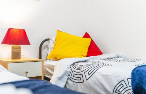 Moffat Apartment | City Living in 3 Bedroom 5beds for 6 guest