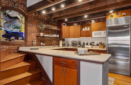 Newburyport Apartment | City Loft Group Getaway King Downtown Location