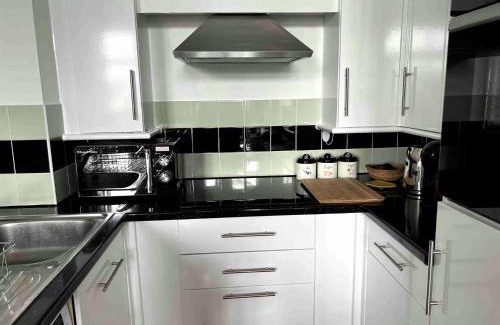 Burton on Trent Apartment | City Mill - Next to Town Centre Shopping and Restaurants - Free Parking