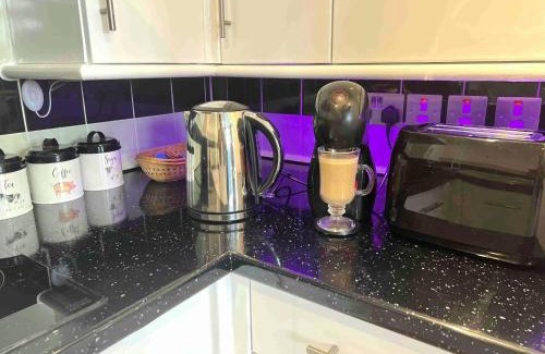 Burton on Trent Apartment | City Mill - Next to Town Centre Shopping and Restaurants - Free Parking