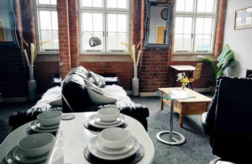 Burton on Trent Apartment | City Mill - Next to Town Centre Shopping and Restaurants - Free Parking