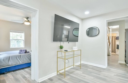 Greensboro House | City & Modern / Fire Pit / Grill / Huge Yard